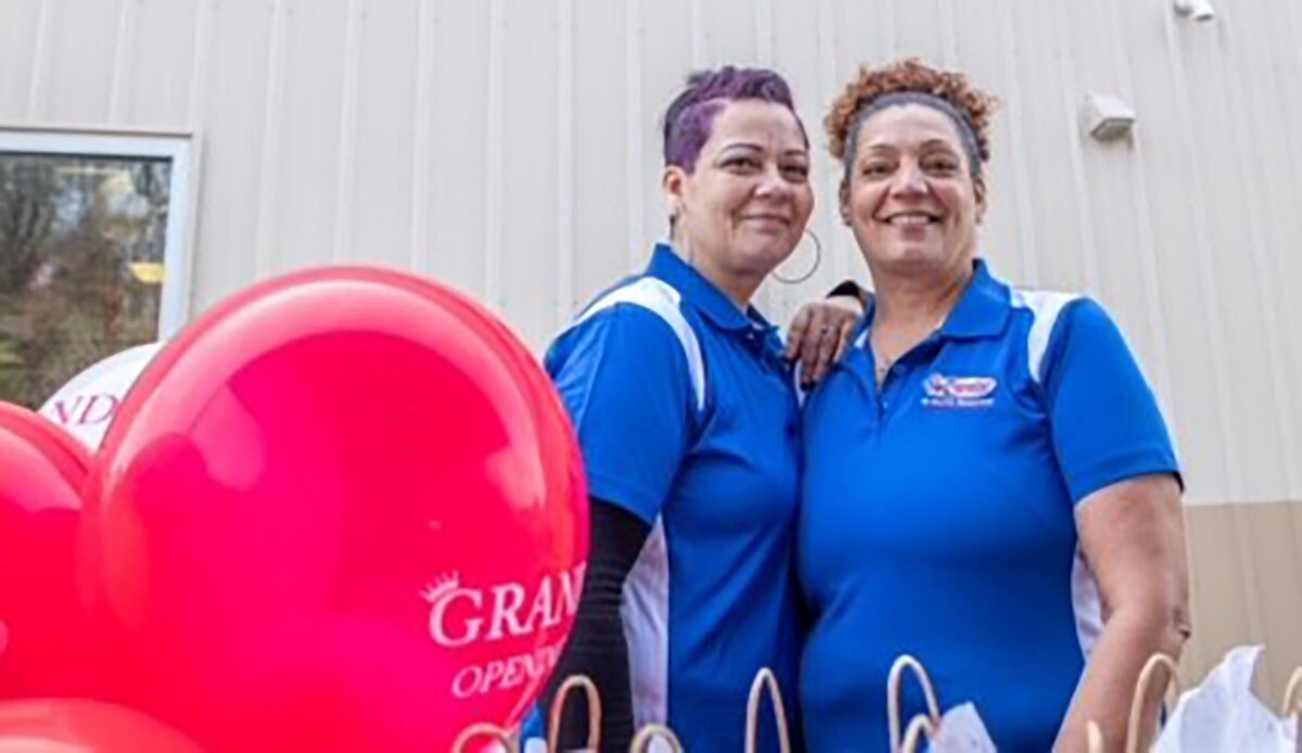 Sisters Wendy Carr, left, and Sonia Cruz-Robinson, a SpeeDee franchise owner